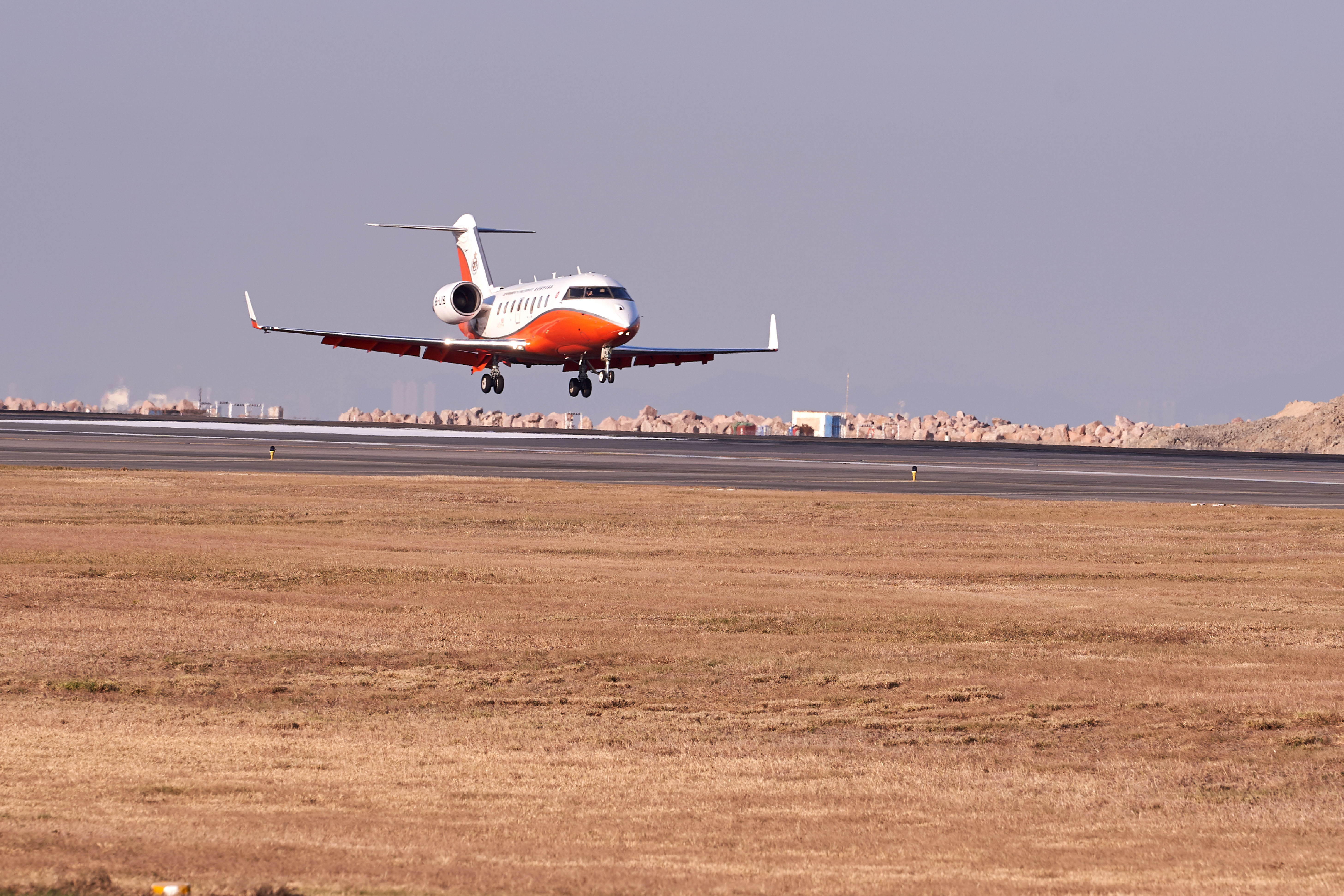 首架航機於中跑道降落。