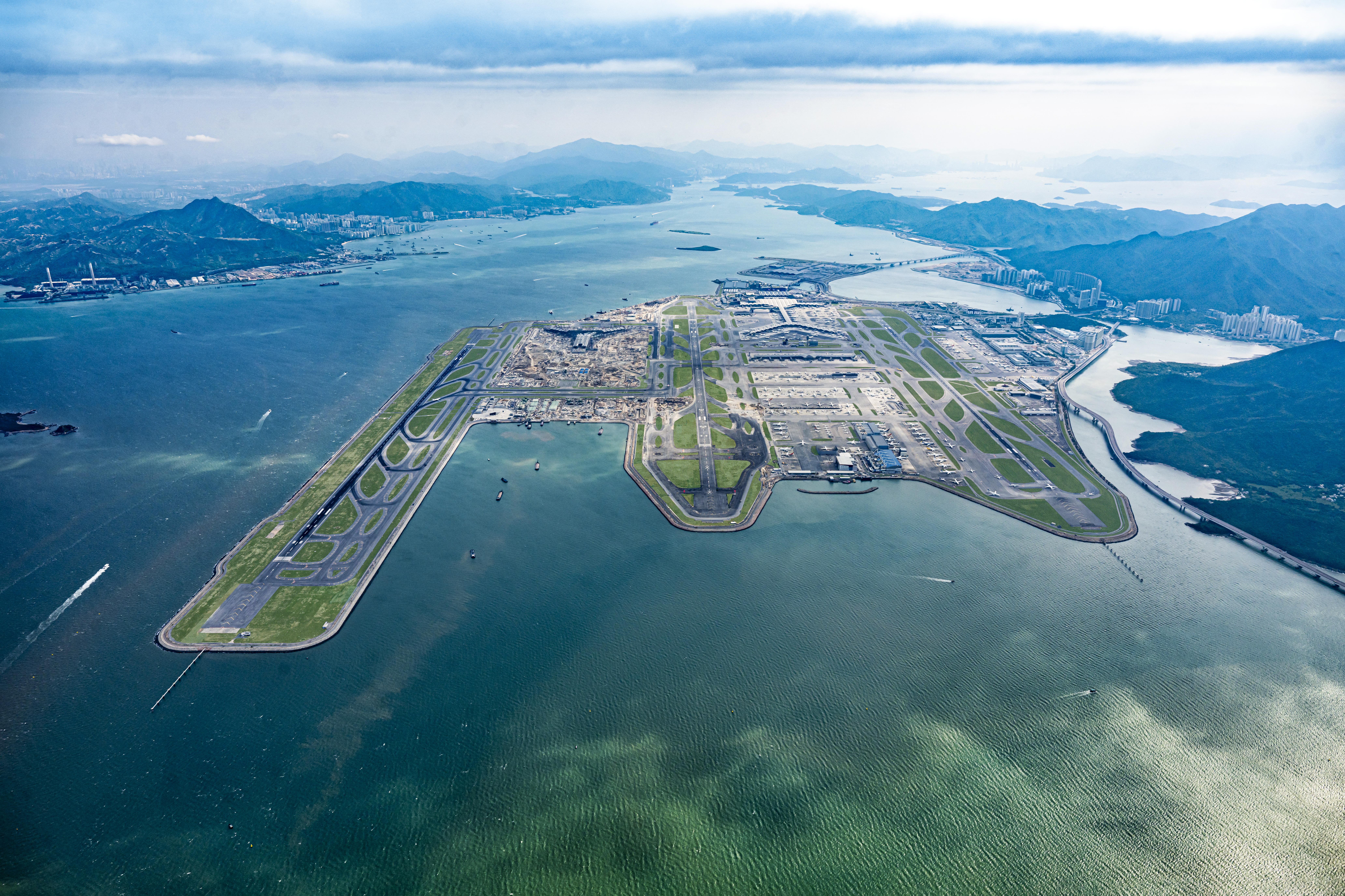 <p>香港國際機場三跑道系統啟用,三條跑道同步運作</p>