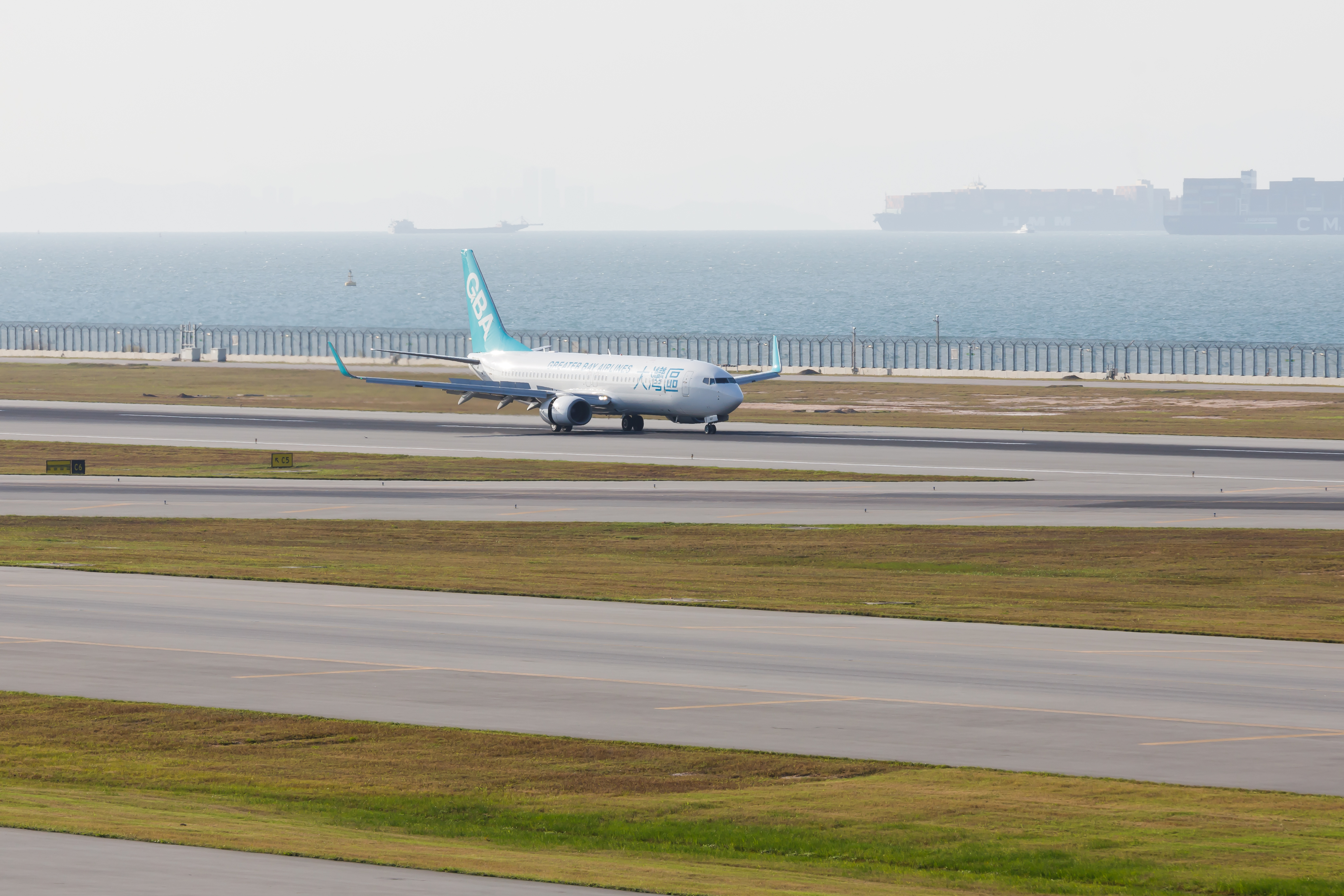 同時,大灣區航空編號HB861航班由舟山抵港,於北跑道上降落。