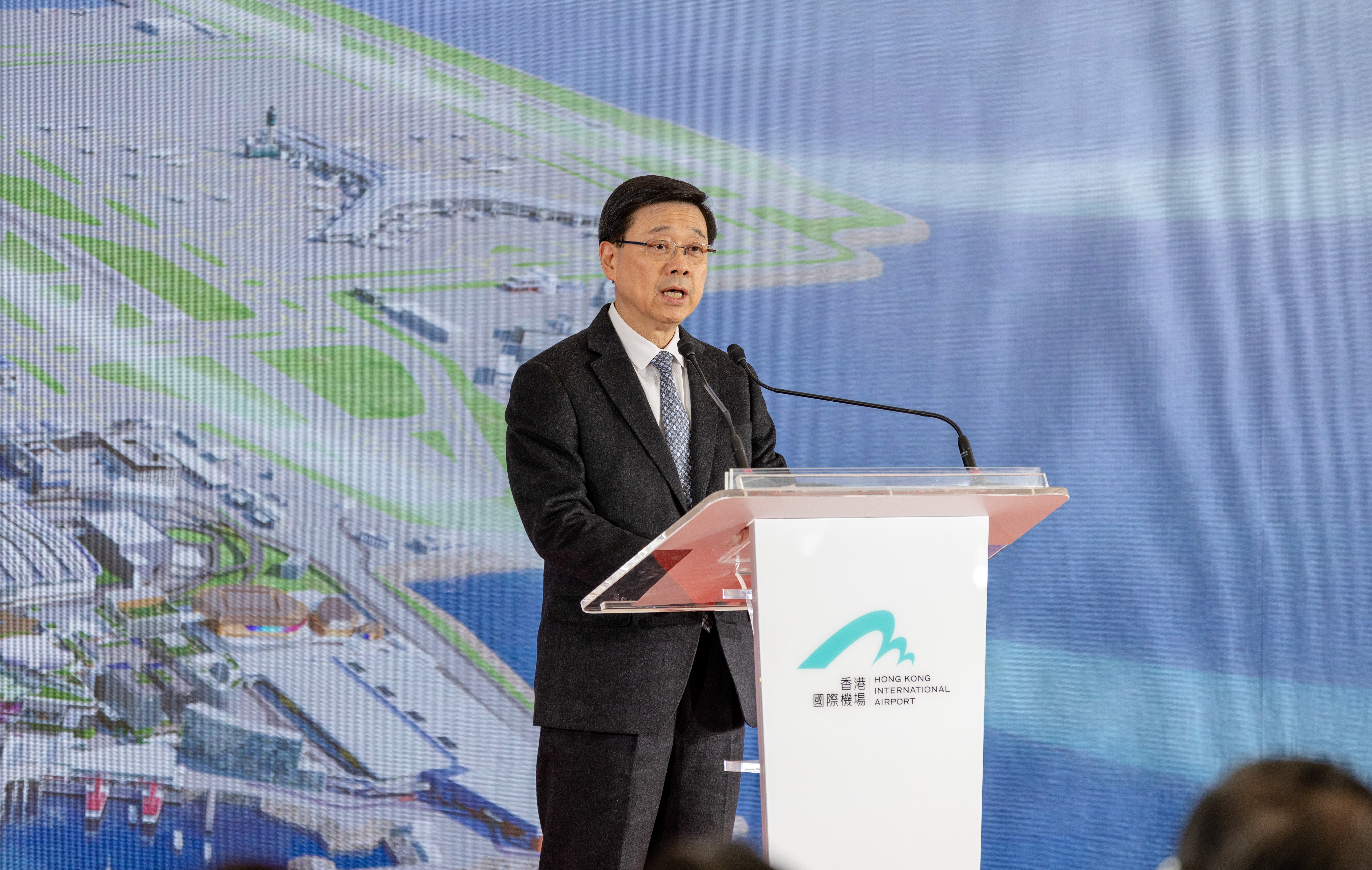 行政長官李家超致辭時表示,香港國際機場三跑道系統於今年落成啟用,服務全國旅客和貨運前往更多航點,並為全球人流、物流進入內地提供更多選擇,別具意義。